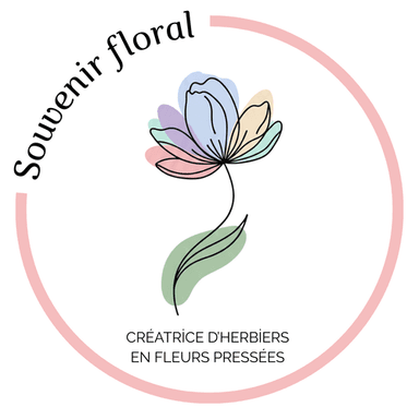 Logo circulaire Souvenir Floral avec une fleur stylisée aux couleurs pastel et le texte 'Créatrice d'herbiers en fleurs pressées'.